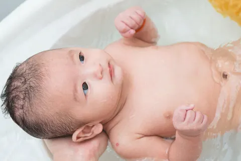 Je baby in bad, hoe doe je dit veilig?