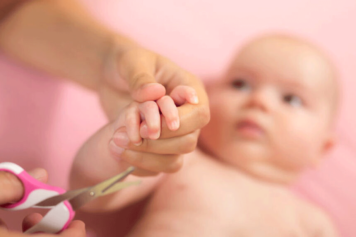Zo verzorg je babynageltjes op een veilige manier