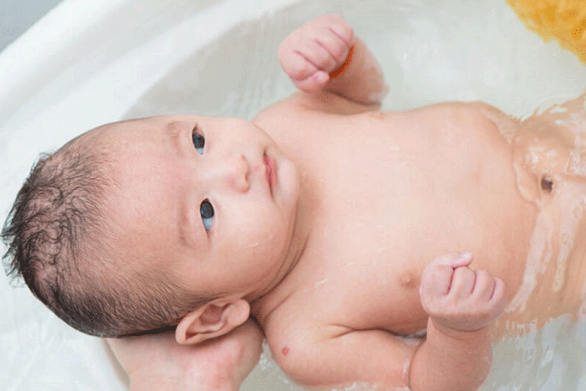 Je baby in bad, hoe doe je dit veilig?